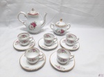 Jogo de servir café com 7 peças em porcelana Barão do Rio Branco floral com ouro. Composto de bule (tampa adaptada), açucareiro e 5 xícaras.