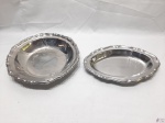 Lote de 2 travessas em aço inox, sendo uma redonda e uma oval. Medindo a redonda 28cm de diâmetro x 5cm de altura.