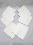 Jogo de 7 guardanapos de pano em algodão com bordados. Medindo 60cm x 60cm. Apresenta marcas de guardado.