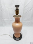 Abajur com corpo em porcelana, base em madeira e acabamento em metal dourado. Medindo 41,5cm de altura. Funcionando perfeitamente, porém necessita trocar a fiação.