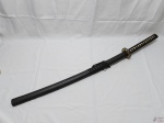 Katana decorativa com lâmina em aço sem fio, punho revestido com tecido e acabamento em metal dourado e bainha em resina. Medindo 100cm de comprimento sem bainha e 106cm de comprimento com bainha.