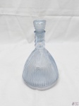 Garrafa, licoreira em cristal lapidado. Medindo 25,5cm de altura.