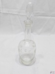Garrafa, licoreira em cristal canelado incolor. Medindo 26cm de altura.