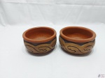 Par de bowls tipo marajoara em cerâmica com relevos. Medindo 13,5cm de diâmetro x 7cm de altura.