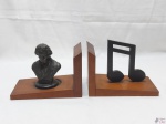 Par de serre livre em madeira com nota musical e busto de Beethoven em metal. Medindo o serre livre 19cm de comprimento x 3,5cm de altura.