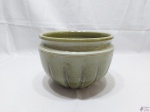 Cachepot bowl em porcelana verde moldada. Medindo 22cm de diâmetro de boca x 16cm de altura.