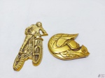 Lote de 2 placas decorativas em metal dourado. Medindo o motociclista 16,5cm de comprimento.