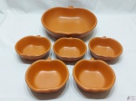 Jogo de bowl com 5 cumbucas na forma de maçã em cerâmica crua. Medindo o bowl 28cm x 28cm x 7,5cm de altura e as cumbucas 13cm x 13cm x 5cm de altura.