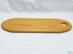 Grande tábua para cortes em madeira clara. Medindo 69cm x 23,5cm.