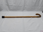 Bengala inglesa em madeira nobre com pega de chifre e ponteira em borracha, selada "HS&Co London". Medindo 82cm de comprimento total.