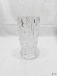 Vaso floreira em cristal ricamente lapidado. Medindo 12cm de diâmetro de boca x 25,5cm de altura.