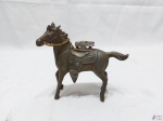 Isqueiro de mesa na forma de cavalo em metal dourado. Medindo 12,5cm de comprimento x 12cm de altura. o isqueiro necessita de pedra.