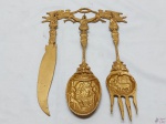 Jogo de 3 talheres decorativos com suporte para pendurar em metal dourado com relevos. Medindo o garfo 37cm de comprimento.
