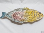 Travessa na forma de peixe em porcelana Weiss com policromia. Medindo 51cm x 27cm.