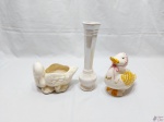Lote diverso, composto de vaso floreira solifleur, enfeite na forma de pato e cachepot em porcelana na forma de pato deitado. Peças em porcelana. Medindo o solifleur 24,5cm de altura.