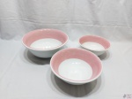 Jogo de 3 travessas redondas bowl em porcelana Steatita com friso rosa. Medindo 30cm de diâmetro x 12cm de altura.