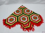 Toalha de mesa redonda em crochê colorido. Medindo 110cm de diâmetro.
