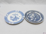 Jogo de 2 pratos decorativos em porcelana azul e branca. Medindo o maior 23cm de diâmetro.
