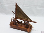 Enfeite souvenir na forma de barco pesqueiro em madeira, lembrança de natal. Medindo 22,5cm de altura x 23,5cm de comprimento.