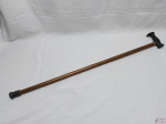 Bengala em madeira com pega em resina e ponta de borracha. Medindo 91,5cm de comprimento.