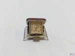 Antigo relógio despertador de viagem à corda da marca Dewitt Geneve, 17 jewels, com caixa em metal revestida em couro. Medindo o mostruário 2,2cm x 2,2cm. Necessita de revisão.