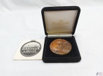 Medalha em cobre do Clube da Medalha do Brasil, homenagem ao Ayrton Senna o maior fenômeno do automobilismo. Medindo 70mm de diâmetro.