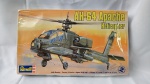 PLASTIMODELISMO - HELICÓPTERO APACHE AH-64 - REVELL, na embalagem lacrada, Escala 1/48. O AH-64 Apache da Boeing IDS é o helicóptero principal do Exército dos Estados Unidos, sucessor do AH-1 Cobra. Este é considerado atualmente o melhor helicóptero de ataque do mundo, sendo empregado em diversos ambientes hostis e com elevadas taxas de sucesso em suas missões. O Exército americano emitiu um pedido de propostas (RFP) em 1972 para um helicóptero avançado de ataque (Advanced Attack Helicopter, abreviadamente AAH). De uma lista inicial de 5 fabricantes, apenas a divisão de aeronáutica Toolco Aircraft Division da Hughes Aircraft (mais tarde Hughes Helicopters) e a Bell foram selecionadas como finalistas. O modelo 97/YAH-64 da Hughes foi preferido em detrimento do modelo 409/YAH-63 da Bell, em 1976. O primeiro voo pelo protótipo ocorreu em 1977 embora só em 1982 tenha sido assinado o contrato. Em 1983 o primeiro helicóptero de produção foi construído nos hangares da Hughes em Mesa, Arizona. Em 1984 a Hughes Helicopters foi adquirida pela McDonnell Douglas por US$500.000.000. Esta tornou-se da Boeing Helicopters após a fusão da McDonnel Douglas e a Boeing em 1996.