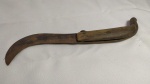 CUTELARIA 05 - Muito antigo CANIVETE com cabo de madeira. Aberto mede no total 27 cm. Apresenta folga considerável quando aberto.