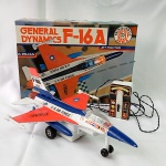 Brinquedo antigo Brinquedos REI - Lindo avião caça Jet Fighter da força aérea americana de brinquedo, funciona com controle remoto com fio (veja o vídeo). A caixa mede 29,5cm. O leme está com todos os encaixes (como da para ver na foto) mas não foi encaixado por precaução.
