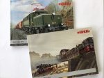 COLECIONISMO - Dois catálogos ilustrados da MÄRKLÍN com aproximadamente 180 páginas recheadas de fotos de modelos e de trens reais.