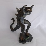 Godzilla - Lindo boneco ou action figure do monstro do filme de mesmo nome. Fabricado pela renomada Toho em 1998. Abre a boca por acionamento e tem som (veja o filme). Com a base mede 22cm de altura.