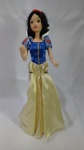 Boneca Barbie - Maravilhosa boneca Barbie como a Snow White ou A Branca de Neve - do famoso filme da Disney. A capa vermelha está solta como nas fotos. O suporte não acompanha o lote