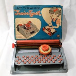 Brinquedo antigo de alta - Maravilhosa máquina de escrever na caixa original, modelo Junior Typet - Toy Typewriter - Fabricada no Japão pela Modern Toys - As letras estão rodando para seleção, necessita trocar a fita. O acionador funciona mas está sem a mola, então tem que retorná-lo com a mão. A caixa mede 27x19cm