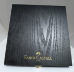 Caixa de Madeira Faber Castell Original  preta  com o compartimento  vermelho para 19 lápis - vazia (sem os lápis)  dimensões: 19cm X 20cm - seminova  muito bem conservada - fecho e dobradiças íntegros