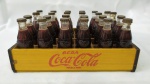 COCA COLA - Antiga caixa miniatura da coca cola em madeira com 24 garrafinhas (anos 60) em seu interior.