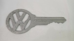 Antiga e gigante chave de Vw Volkswagen Fusca de ITU. Feita em material metálico - Mede 23cm de comprimento
