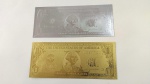 28. Numismática (2) Cédulas de 1 Dólar banhadas a Ouro Branco e Ouro Amarelo. Peças fantasia