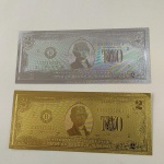 29. Numismática (2) Cédulas de 2 Dólares banhadas a Ouro Branco e Ouro Amarelo. Peças fantasia