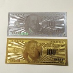34. Numismática (2) Cédulas de 100 Dólares banhadas a Ouro Branco e Ouro Amarelo. Peças fantasia