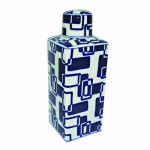 Grande porcelana  em padrão geométrico nas cores azul e branco. Medida 31 cm de altura.