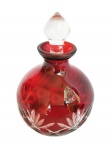 Perfumeiro em cristal com ricos lapidados em maravilhoso tom vermelho. Medida 10 cm de altura.