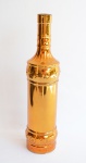 Garrafa decorativa em vidro pintada de tom ouro. Medida 32 cm de altura.