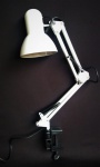 Luminária ara fixar em mesa feita de metal na cor branca, ajustável e articulável. Medida 65 cm de altura.