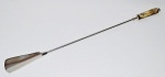 Calçadeira longa em metal cromado com belíssimo cabo. Medida 60cm de comprimento.