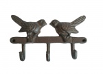 Belo cabideiro de três ganchos ornado com pássaros na parte superior em ferro fundido.