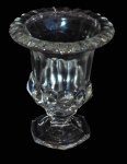 Vaso estilo grego-romano em vidro espesso prensado. Medida 15 cm de altura.