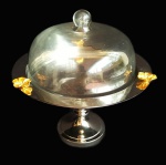 Boleira com base em metal com adornos de folhas douradas e cobertura com cúpula de vidro. Medida 30 cm de diâmetro e 30cm de altura.