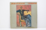 LP - AMOROSO - JOÃO GILBERTO - 1977 - APRESENTA RISCOS E CONTRA CAPA ESCRITA.