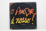 LP - O AMOR É NOSSO - INTERNACIONAL - 1981 - APRESENTA RISCOS E CAPA ESCRITA.