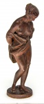 Charles Cumberworth (França, 1811-1852). FIGURA FEMININA. Excepcional escultura em estuque policromado. Altura = 35 cm. Assinada no verso da base. Em perfeito estado de conservação. Aluno de Jean-Jacques Pradier na Escola de Belas Artes de Paris, na qual são a ele devidos objetos de bronze, vasos e candelabros. Suas esculturas mais célebres são "L´Amour de Soi" (Museu de Belas Artes de La Rochelle), "Lesbie et son Moineau" (Museu do Louvre) e "Paul et Virginie" (1851). Expôs no Salão de Paris de 1833 a 1848. (Fonte: Dicionário Benezit)